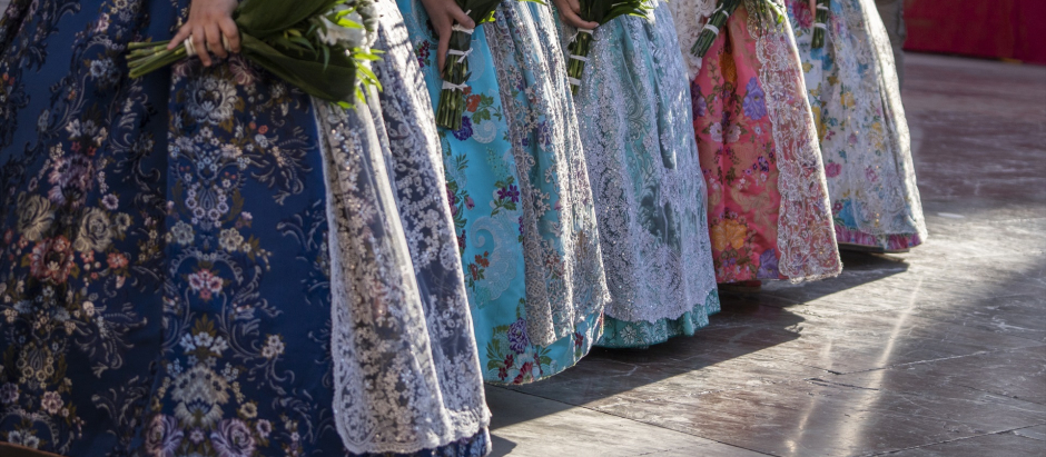 Vestidos y ramos de falleras durante el desfile de la Ofrenda floral