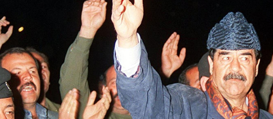 Imagen de Sadam Hussein durante una visita al norte de Irak en 1991