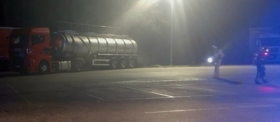 Efectivos de emergencias intervienen en una fuga de ácido clorhídrico de un camión en Ambrosero