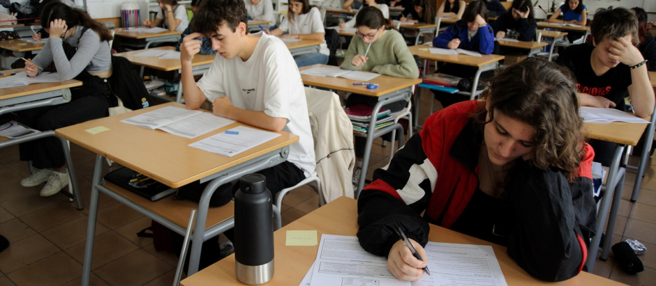Varios alumnos de una clase de 1º Bachillerato del Institut Moisès Broggi de Barcelona