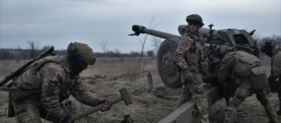 Los militares ucranianos preparan un obús D-30 para disparar hacia las posiciones rusas cerca de Bajmut, en el este de Ucrania