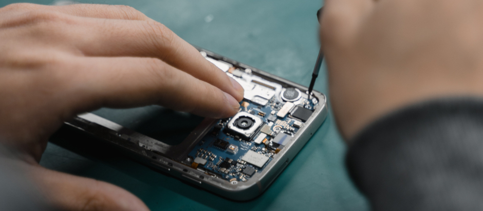 Bruselas ya ha obligado a Apple a vender kits para arreglar sus productos
