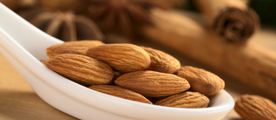 .food,aliment,fruit,raw,nut,almond,baking,ingredient,healthy,food,aliment,brown,brownish,brunette,horizontal,raw,photograph,nut,almond,seed,baking,nobody,photo,picture,image,copy,deduction,ingredient,spoon,fresh,drupe,shelled,selective focus,color photo,studio shot