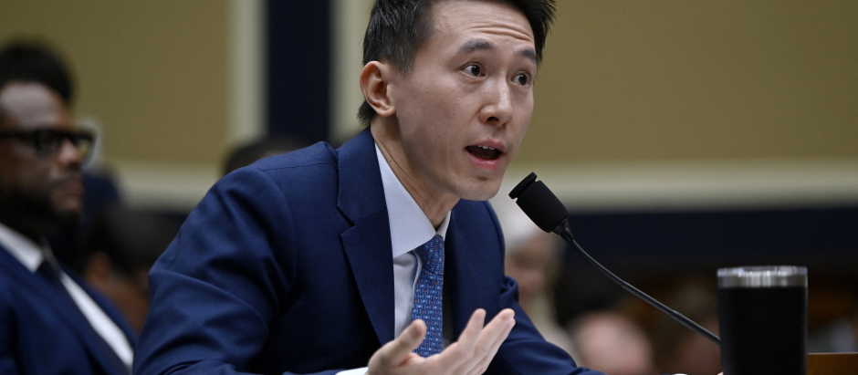 El director ejecutivo de TikTok, Shou Zi Chew, testifica ante la audiencia del Comité de Comercio y Energía del Congreso de EE.UU.