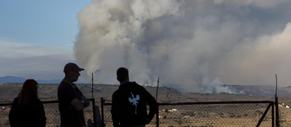 Vista general del incendio declarado en la localidad de Villanueva de Viver