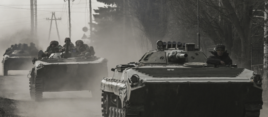 Militares ucranianos se dirigen hacia Bajmut en vehículos de combate de infantería BMP, en el este de Ucrania