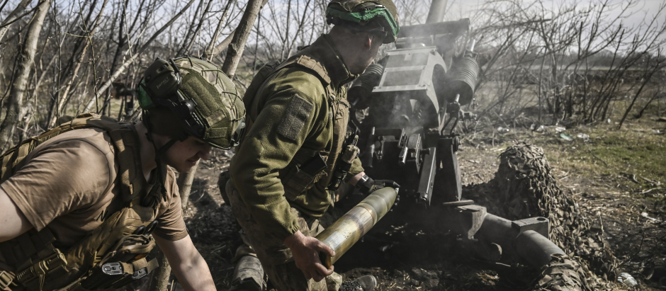 Militares ucranianos disparan con un obús M119 de 105 mm contra posiciones rusas cerca de Bajmut
