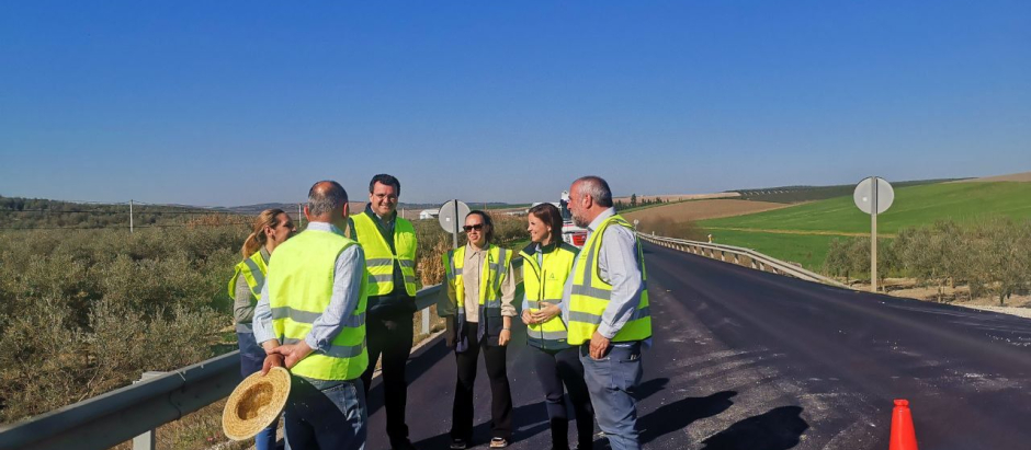 La Junta invierte 270.000 euros en el refuerzo del firme de la carretera A-386 en Montalbán y Santaella