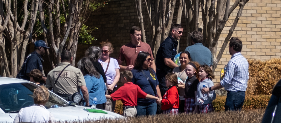 Los niños supervivientes del tiroteo son llevados a la iglesia bautista de Woodmont para reunificase con sus padres