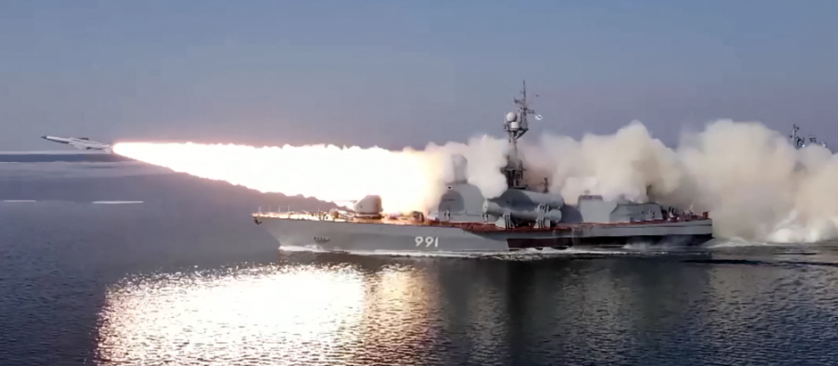 Un barco ruso de la Flota del Pacífico dispara un misil de crucero Moskit en el Mar de Japón