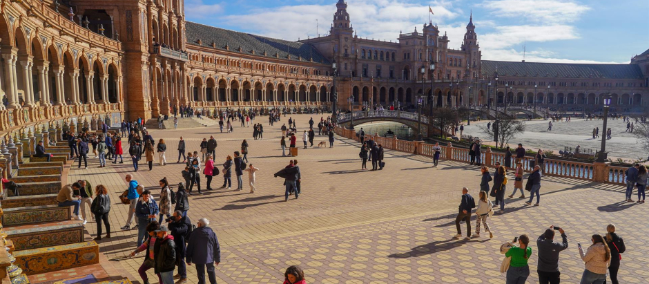 Turistas recorriendo la Plaza de España (Sevilla), en una imagen de archivo