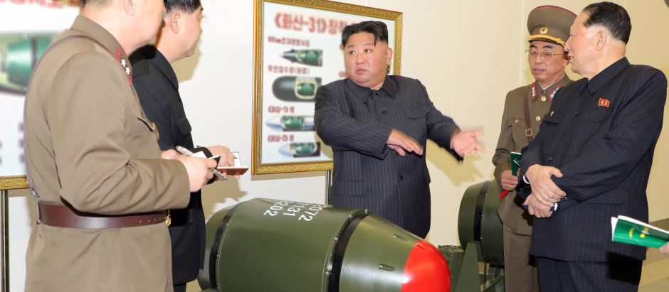 This picture taken on March 27, 2023 and released by North Korea's official Korean Central News Agency (KCNA) on March 28, 2023 shows North Korean leader Kim Jong Un (C) inspecting a nuclear weaponisation project at an unknown location in North Korea. (Photo by KCNA VIA KNS / AFP) / South Korea OUT / ---EDITORS NOTE--- RESTRICTED TO EDITORIAL USE - MANDATORY CREDIT "AFP PHOTO/KCNA VIA KNS" - NO MARKETING NO ADVERTISING CAMPAIGNS - DISTRIBUTED AS A SERVICE TO CLIENTS / THIS PICTURE WAS MADE AVAILABLE BY A THIRD PARTY. AFP CAN NOT INDEPENDENTLY VERIFY THE AUTHENTICITY, LOCATION, DATE AND CONTENT OF THIS IMAGE --- /