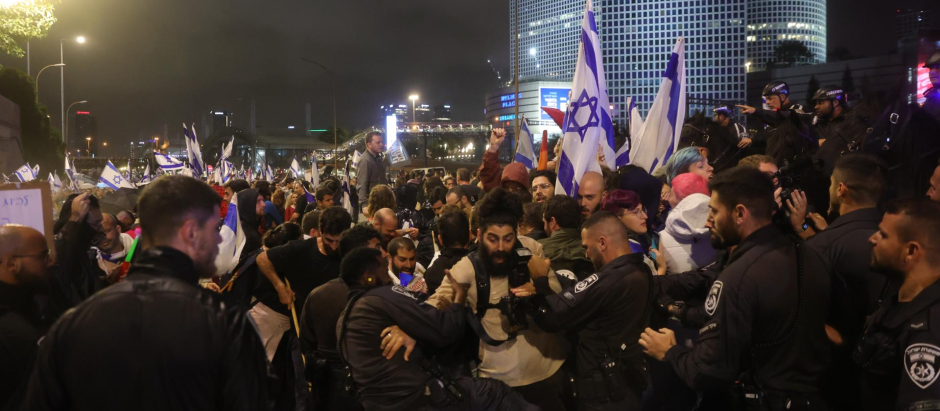 La Policía empuja a los manifestantes que bloquean la carretera principal de Ayalon, Tel Aviv
