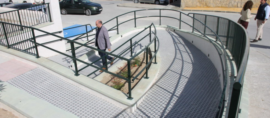 El Ayuntamiento de Lucena dota de accesibilidad la calle Fuente Tójar