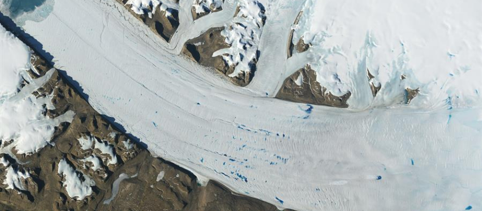 Lagos de agua de deshielo que se forman en la superficie del glaciar Petermann de Groenlandia