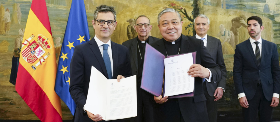 El ministro de la Presidencia, Félix Bolaños, intercambia documentos con el Nuncio en España, el arzobispo Bernardito Auza.
