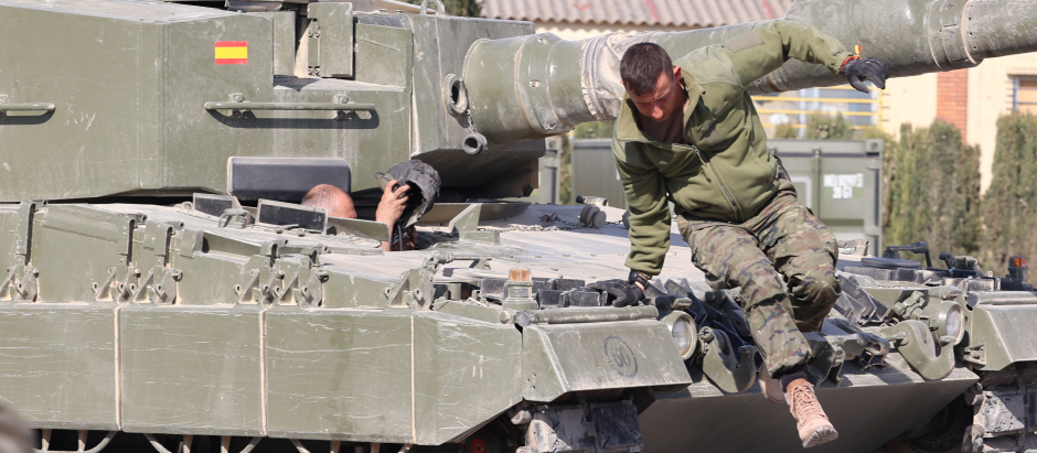 Un militar ucraniano subido en uno de los carros de combate Leopard 2A4 durante la presentación de la formación de las Fuerzas Armadas españolas a militares ucranianos, en el Centro de Adiestramiento de San Gregorio, a 13 de marzo de 2023, en Zaragoza, Aragón (España). Las Fuerzas Armadas españolas adiestrarán a 55 soldados ucranianos en el manejo de los carros de combate Leopard 2A4. Se trata de un modelo que España se ha comprometido a mandar a Ucrania una vez se complete la recuperación de estos vehículos blindados, que están aparcados en un garaje del centro logístico de Casetas (Zaragoza) desde hace una década y que exigen una inspección técnica profunda. Este entrenamiento se engloba dentro de la Misión de Entrenamiento de la UE.
13 MARZO 2023;ZARAGOZA;ARAGÓN;MILITARES UCRANIANOS;COMBATE LEOPARD
Fabián Simón / Europa Press
13/3/2023