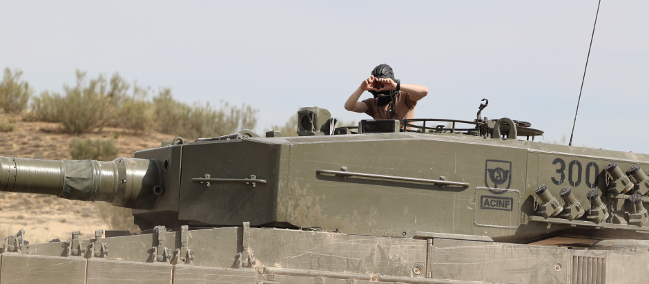 Un militar ucraniano subido a uno de los carros de combate Leopard 2A4 durante la presentación de la formación de las Fuerzas Armadas españolas a militares ucranianos, en el Centro de Adiestramiento de San Gregorio, a 13 de marzo de 2023, en Zaragoza, Aragón (España). Las Fuerzas Armadas españolas adiestrarán a 55 soldados ucranianos en el manejo de los carros de combate Leopard 2A4. Se trata de un modelo que España se ha comprometido a mandar a Ucrania una vez se complete la recuperación de estos vehículos blindados, que están aparcados en un garaje del centro logístico de Casetas (Zaragoza) desde hace una década y que exigen una inspección técnica profunda. Este entrenamiento se engloba dentro de la Misión de Entrenamiento de la UE.
13 MARZO 2023;ZARAGOZA;ARAGÓN;MILITARES UCRANIANOS;COMBATE LEOPARD
Fabián Simón / Europa Press
13/3/2023