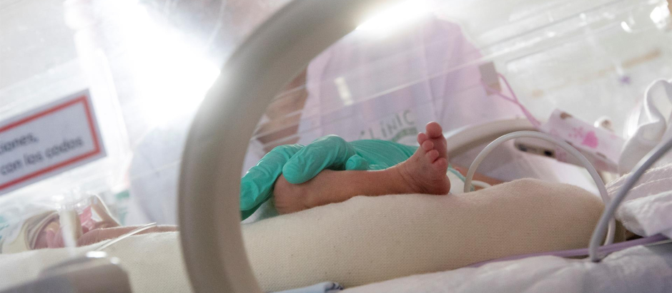 Una enfermera atiende a un bebé en la UCI de neonatología del Hospital Clínic de Barcelona
