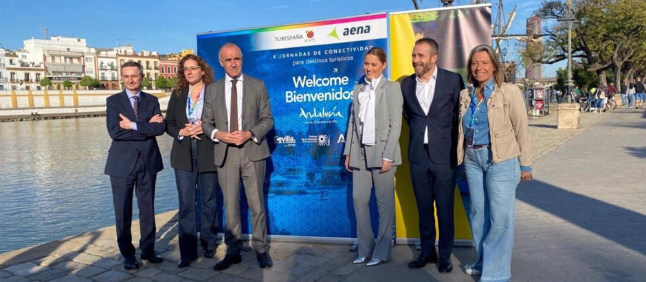 La primera teniente de alcalde delegada de Turismo del Ayuntamiento de Córdoba, Isabel Albás, (primera dcha.) en la II Jornada de Conectividad Aérea en Sevilla