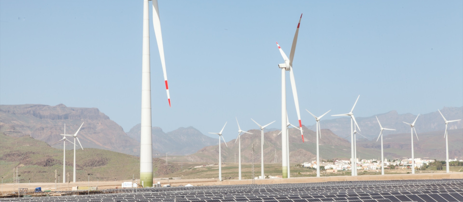 Aerogeneradores y paneles solares en la inauguración del mayor complejo de generación de energías renovables de Canarias