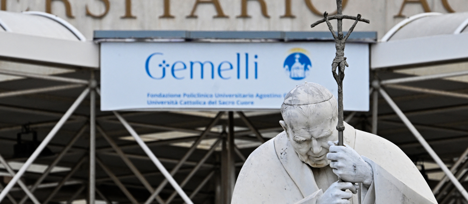 A view shows a statue of late Pope John Paul II at the main entrance of the Gemelli hospital on March 30, 2023 in Rome, where Pope Francis was admitted on March 29. - Pope Francis has been diagnosed with a respiratory infection and will require "a few days of appropriate hospital medical treatment", the Vatican said. The 86-year-old was admitted to Rome's Gemelli hospital for checks on March 29 after complaining of breathing difficulties, spokesman Matteo Bruni said in a statement. (Photo by Alberto PIZZOLI / AFP)