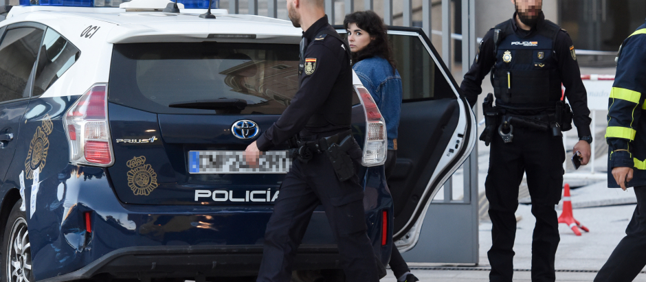 Agentes de policía detienen a las activistas Femen ante el Senado