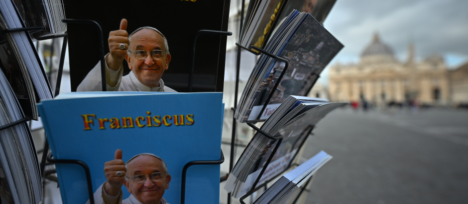 Postales del Papa Francisco en una tienda de recuerdos de la Piazza Papa Pío XII en Roma
