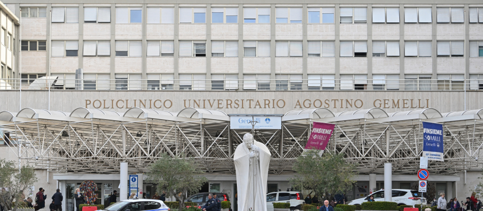 A view shows a statue of late Pope John Paul II at the main entrance of Gemelli hospital on March 30, 2023 in Rome, where Pope Francis was admitted on March 29. - Pope Francis has been diagnosed with a respiratory infection and will require "a few days of appropriate hospital medical treatment", the Vatican said. The 86-year-old was admitted to Rome's Gemelli hospital for checks on March 29 after complaining of breathing difficulties, spokesman Matteo Bruni said in a statement. (Photo by Alberto PIZZOLI / AFP)