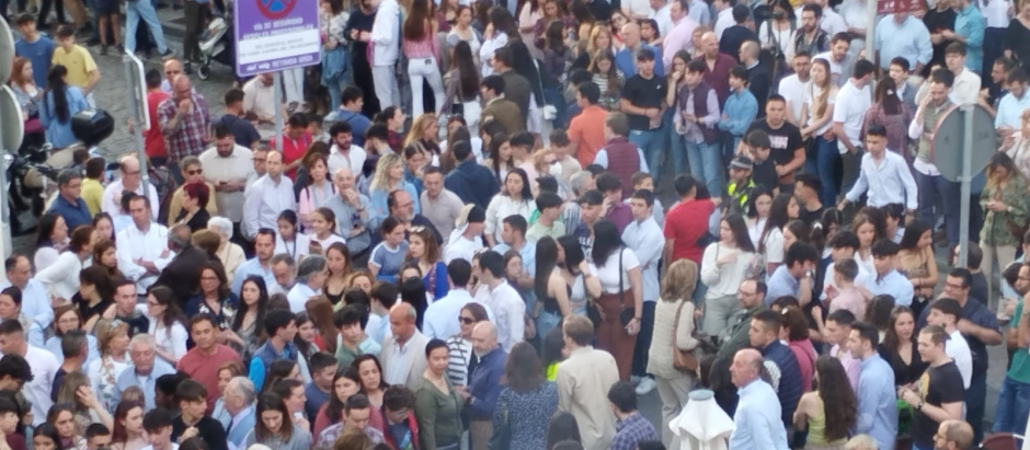 Gente en la plaza de la Trinidad de Córdoba