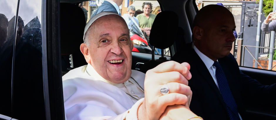 El Papa saluda a los fieles tras salir del hospital