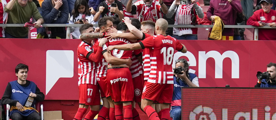 El delantero del Girona Cristhian Stuani celebra con sus compañeros, su gol ante el Espanyol