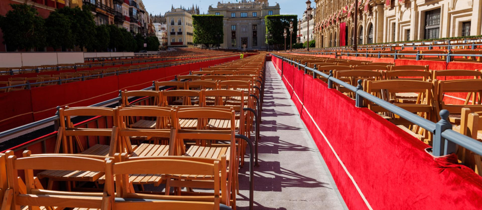 Palcos vacíos de la carrera oficial de las procesiones de la Semana Santa de Sevilla