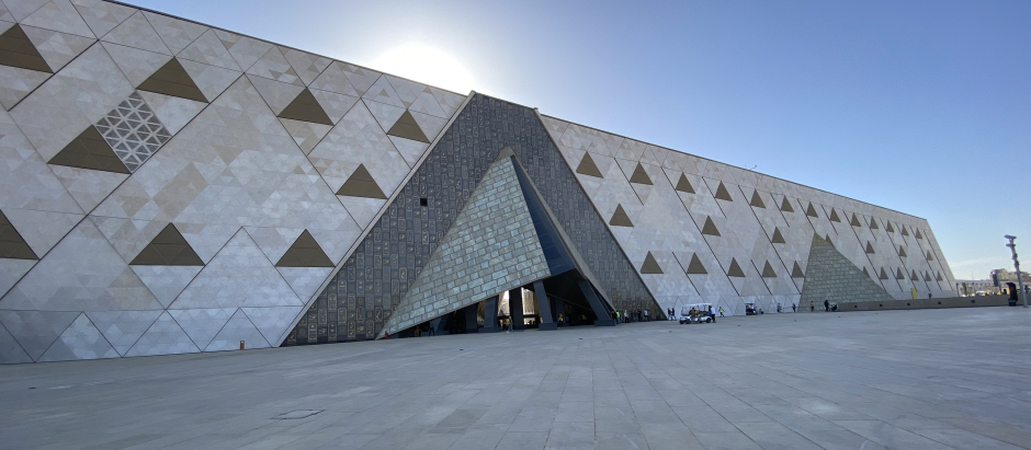 Fachada del edificio principal del nuevo Gran Museo Egipcio (GEM) en El Cairo, Egipto