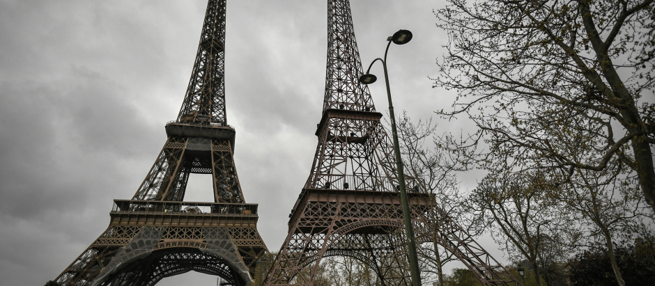 "Eiffela", réplica de la Torre Eiffel, ubicada cerca de la original en París