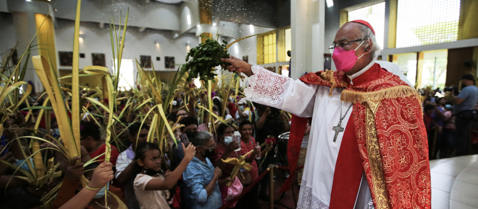 Nicaraguan Cardinal Leopoldo Brenes blesses crosses made of palm fronds during the Palm Sunday mass, which marks the beginning of the Holy Week at the Metropolitan Cathedral in Managua on April 2, 2023. - Christian believers around the world mark the beginning of Holy Week in celebration of the crucifixion and resurrection of Jesus Christ. (Photo by OSWALDO RIVAS / AFP)
