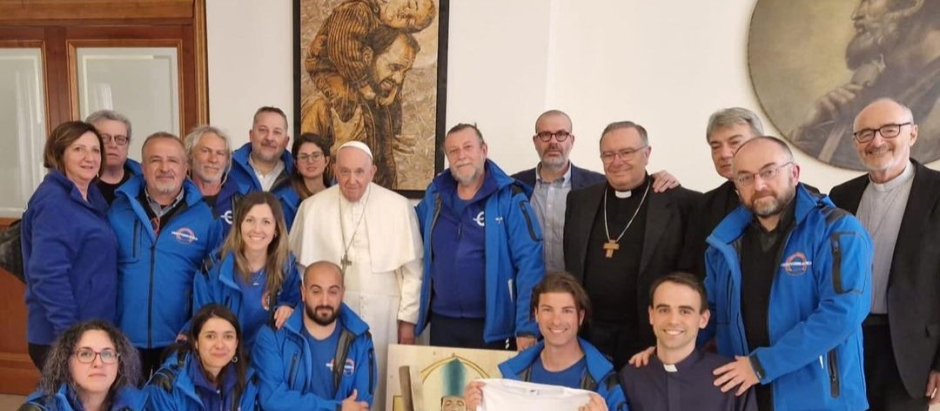 El papa Francisco junto a un grupo de integrantes de