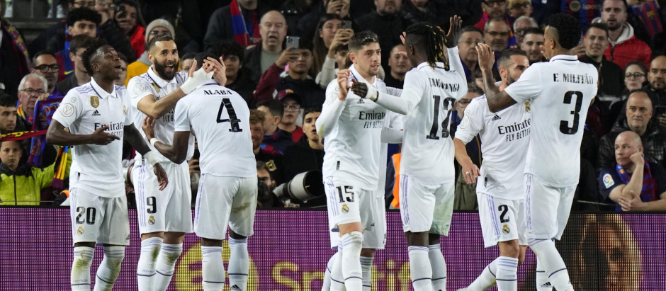 Los jugadores del Real Madrid en la celebración de un gol en el Camp Nou