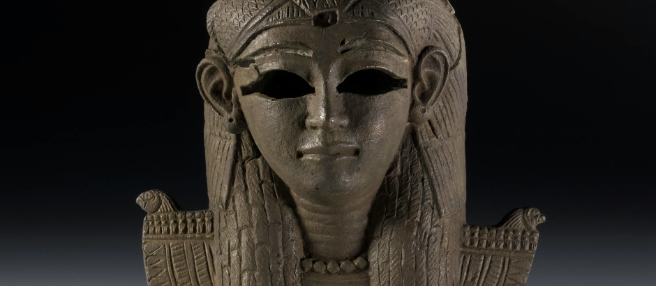 Reina nubia (Cabeza ornamental de una diosa, posiblemente Isis)
