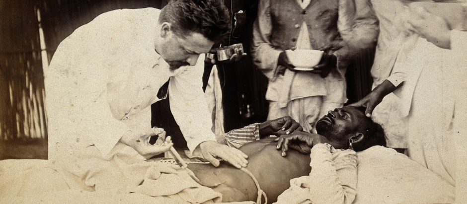 Paciente de la peste siendo inyectado por un médico en 1897 en Karachi