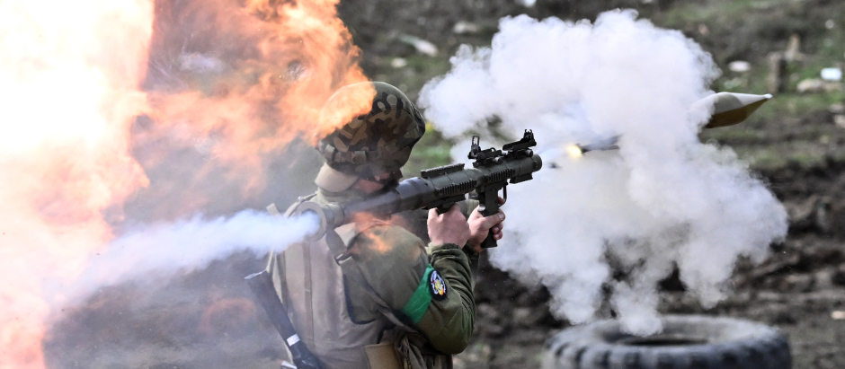 Un militar ucraniano dispara una granada propulsada por cohete (RPG) durante un ejercicio de entrenamiento en Donetsk