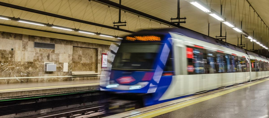 El Metro de Madrid llega al andén por el lado derecho