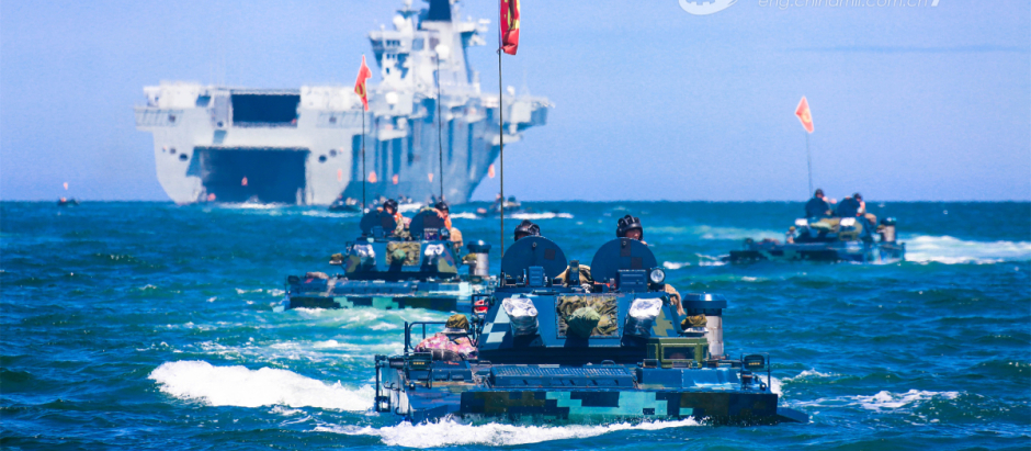 Vehículos anfibios de la Marina del EPL durante un ejercicio de entrenamiento de ataque