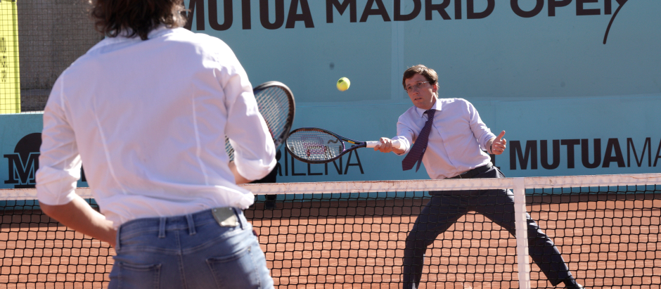 Almeida juega al tenis con Feliciano López
