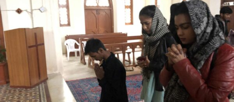 Una turba islamista se desató y atacó hogares cristianos y lugares de culto