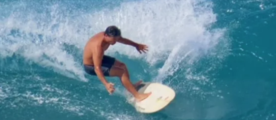 Mike Morita surfeando las olas en Honolulu