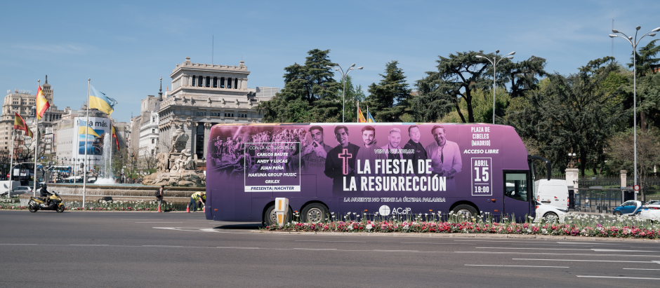 El autobús de la Resurrección lleva días recorriendo las calles de Madrid