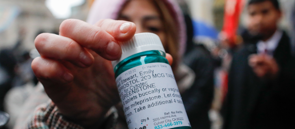 Una manifestante muestra píldoras abortivas