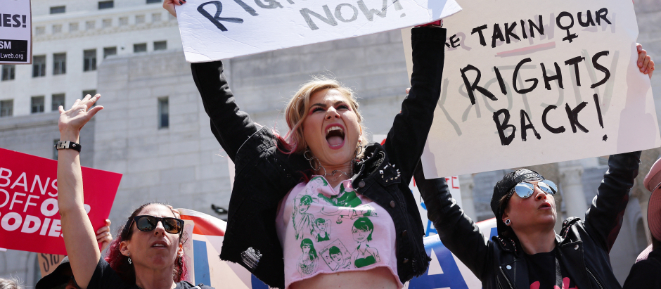 Varias mujeres protestan en una marcha "por los derechos reproductivos"
