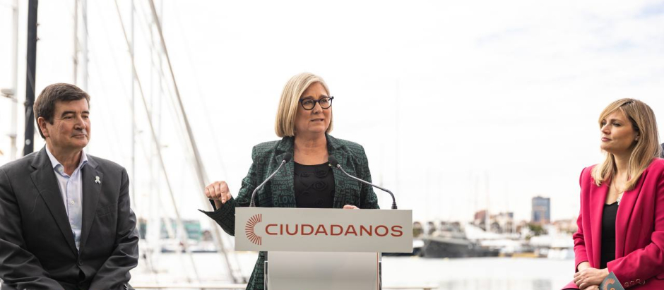 La candidata de Ciudadanos a presidir la Generalitat Valenciana, Mamen Peris, en el centro de la imagen.